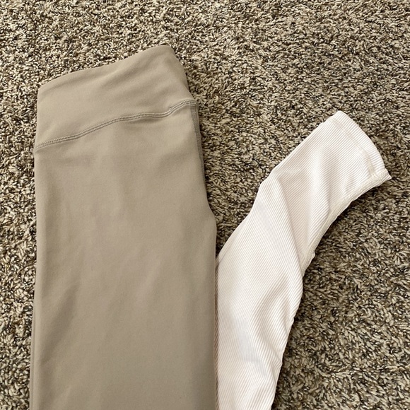 NEW Alo Yoga Two-Tone Leggings - Picture 3 of 9